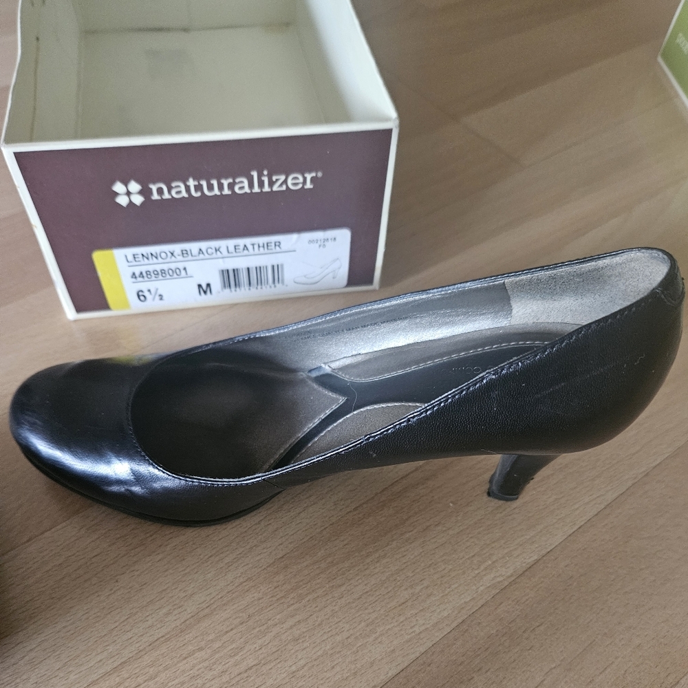 Naturalizer pump slight platform heel, round toe- Black- Size 6 1/2